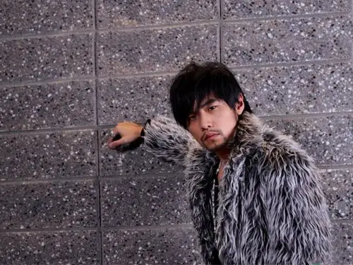 陈道明没有胡子的时候显得斯文,单薄,虽然也称得上文质彬彬,但是有了