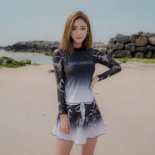 海边游泳泳衣图片