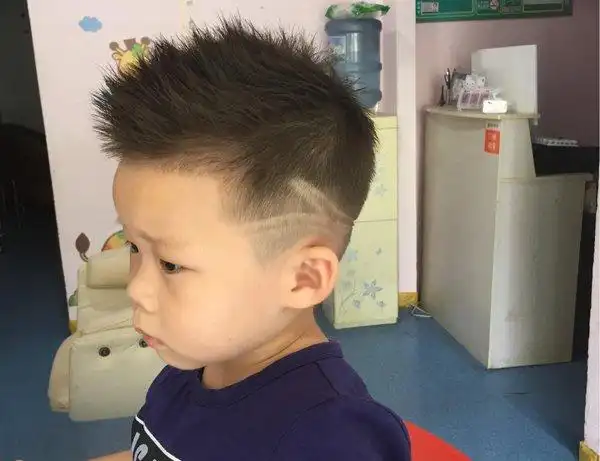 小孩可是剪平头吗适合小男孩的改良版平头发型图片3