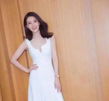 被传怀孕后首现身气质魅力更强年近40的是高圆圆怎么做到的吗