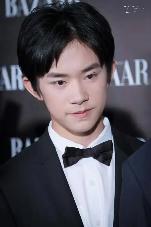 成熟的小大人@tfboys-易烊千玺    #易烊千玺送你天猫好牌##易烊千玺