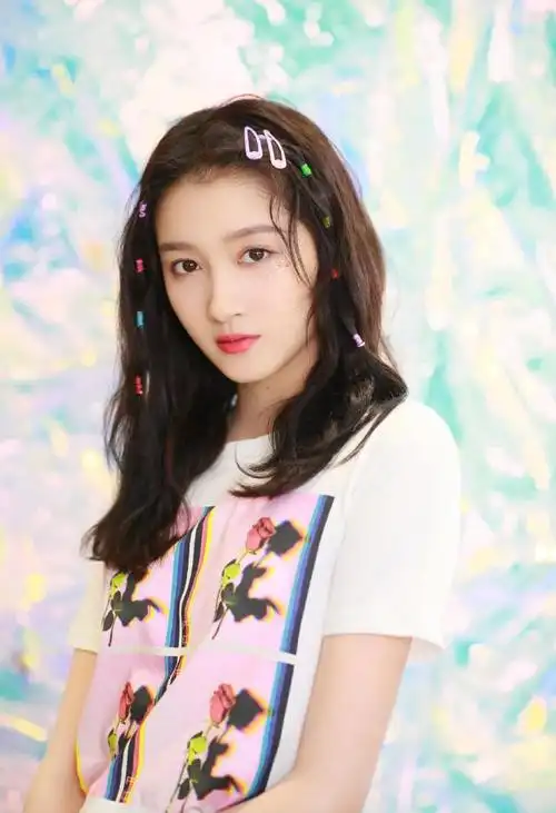 关晓彤又换蓝色发型,漫画感十足!美丽从"头"开始