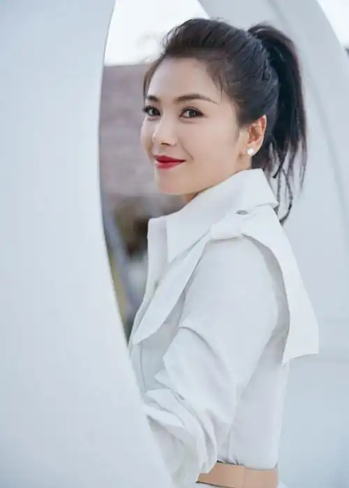 2021年7月14日讯,刘涛参加《妻子的浪漫旅行》拍摄一组花絮写真.