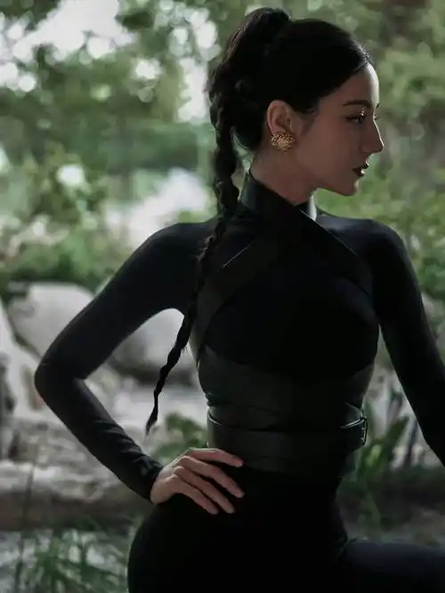 迪丽热巴穿一身黑化身暗黑女王 梳蝎尾辫又酷又飒_安乐_酷飒_感觉