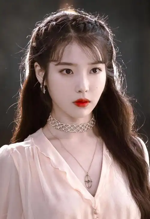 27岁iu晒照黑色西装踩针展成熟魅力高冷和可爱间自由切换