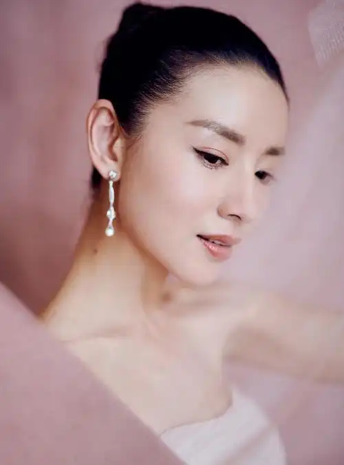 董洁出席活动一身裸色雪纺花边纱裙,灵动而知性,仙气满满!