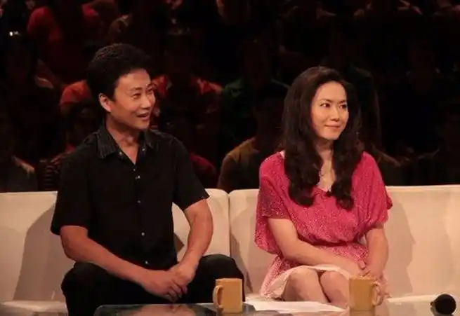 耿为华现在的妻子 郑佳用上百封情书虏获耿为华的心