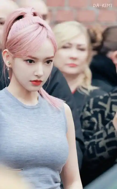 这是程潇的近照,瓜子脸,鼻子又小又直.难怪网友称她为人间芭比.