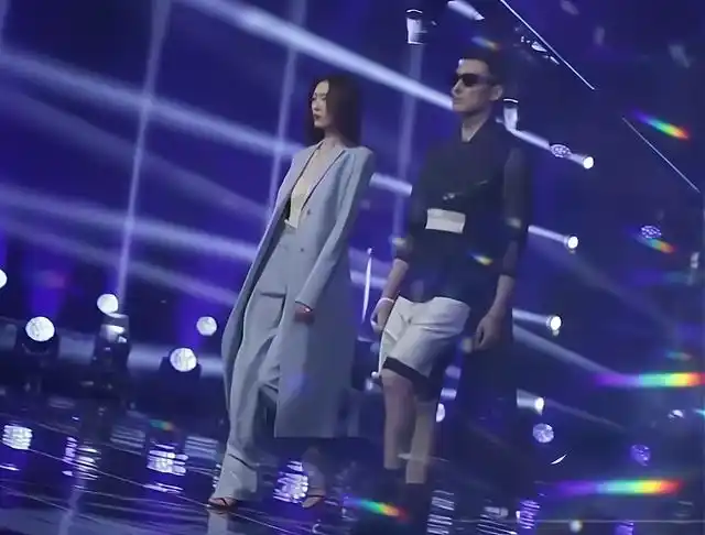 刘雯和胡兵同台走秀,超模之间的梦幻联动,气场十足