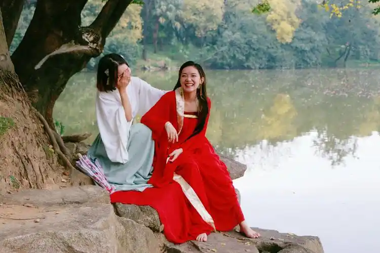 愿成为你的白衣奴婢,一生守护在你红衣的身旁.