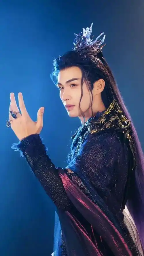 张彬彬这几个月可都是在剧组忙着拍摄新戏,裤家的仙侠古偶本子,一番男