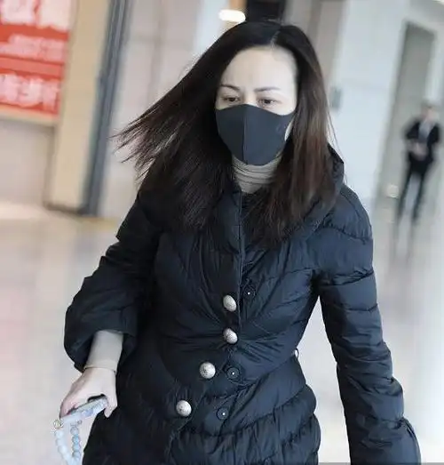 雪姨王琳宝刀未来黑色羽绒服搭配蓝色牛仔裤一点不像49岁
