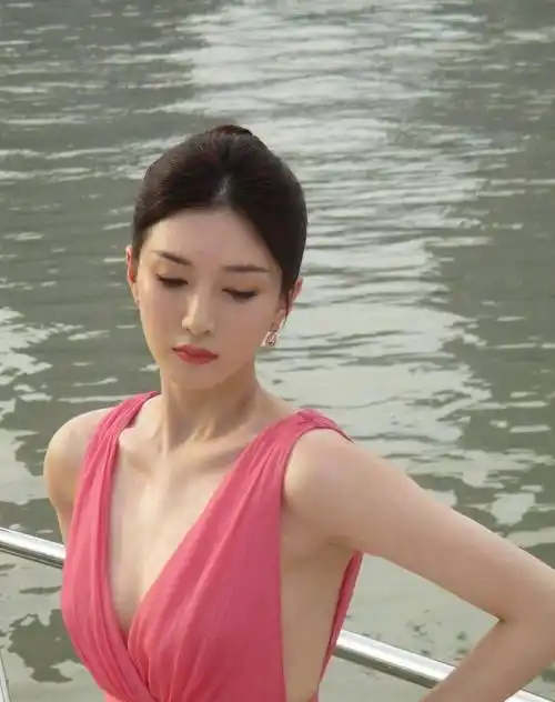 江疏影红色深v连衣裙性感写真_上围_傲人_美的