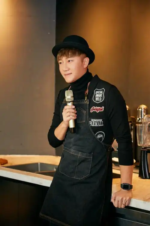 关喆亮相咖啡店的第一个故事