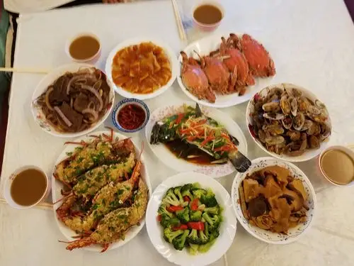 袁素贞同学在家亲自下厨做海鲜大餐给我们吃,饭菜色香味俱全