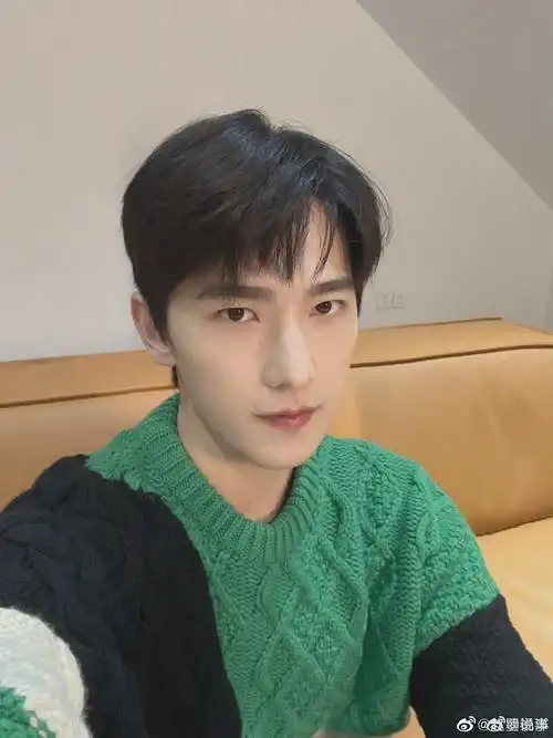 杨洋发对脸自拍照,并且戏称掉金∨丢面儿