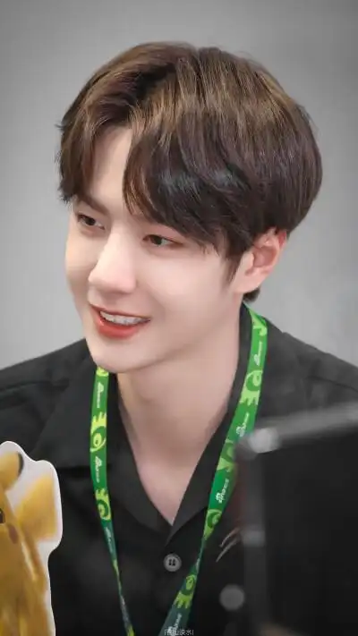 王一博笑起来有点可爱!