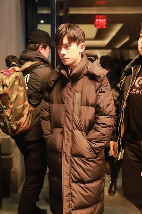 易烊千玺新闻180127易烊千玺格莱美之行路透帅气上演总裁出巡