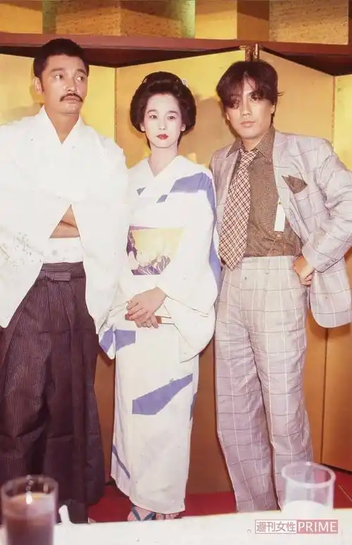 一个眼神让天王巨星为她花了18亿,不愧是日本第一小三_阿信_眼睛_观众