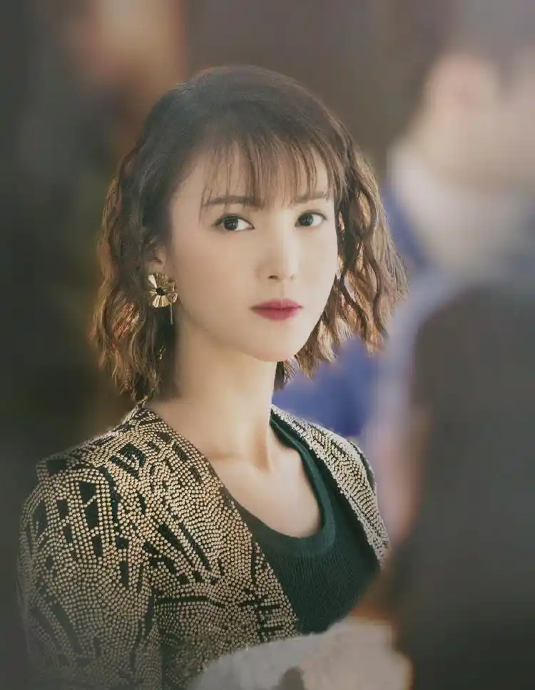 《我们都要好好的》金晨变身时尚小魔女,衣品开挂,平日穿搭更美