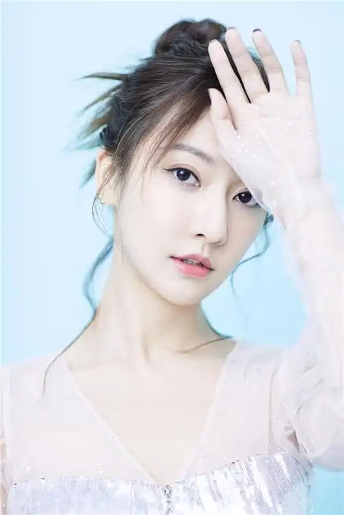 《他在逆光中告白》 余玥戏外魅力圈粉 :"性格好""会穿衣"