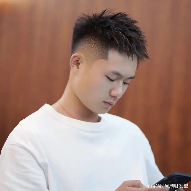 2021年底超好看的3款男生发型,剪完帅气显时髦,很值得一试!
