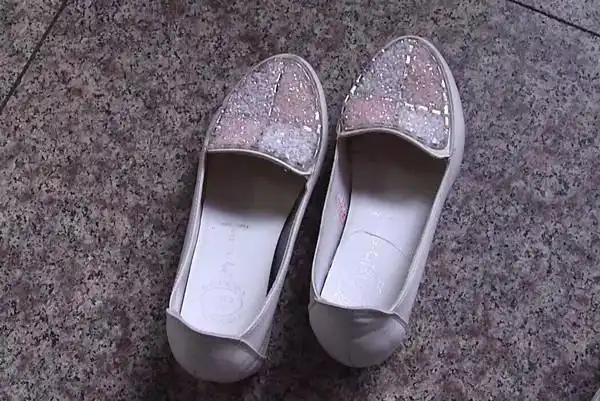 姑娘一觉睡醒发现鞋子里全是白色液体他说我控制不住