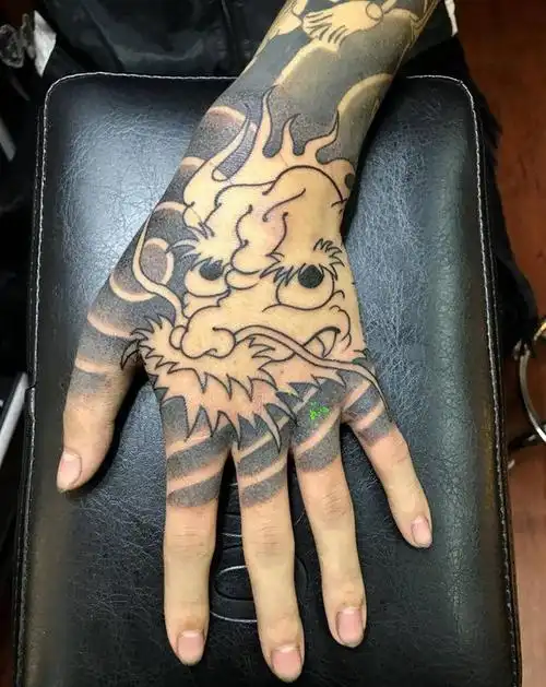 手背龙纹身图片_手部老传统纹身图案