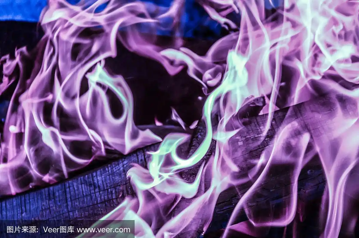 美丽多彩的火焰紫丁香紫舌火的效果魔术挑战仪式,实验科学的钾气体