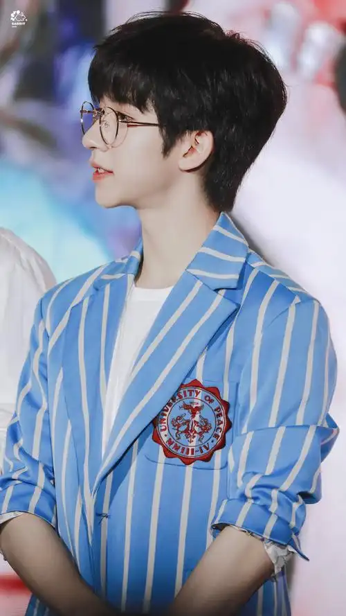 蓝衣衬衫贺峻霖