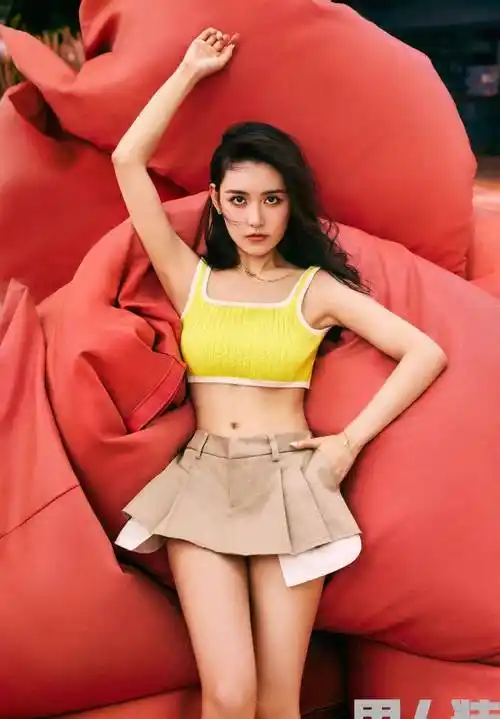 22岁蒋依依《男人装》五月封面,粉红色抹胸短火裙,饰演性感女郎_背心