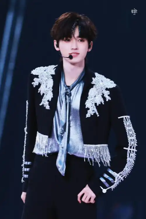 宋亚轩闪钻西装