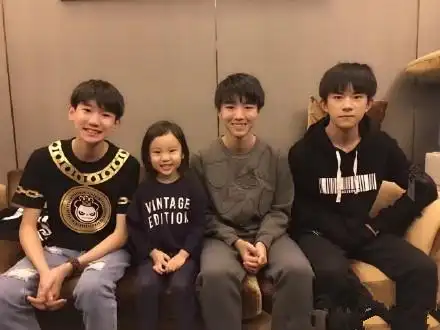 5张tfboys自拍照,图1帅爆了,图3场面很温馨,图5甜馨笑得很开心