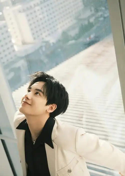 胡先煦黑白之间帅气写真图片