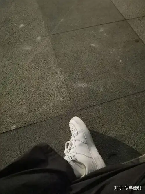 吃完小区门口快餐,一个人坐在路边,坐会回公司加班.