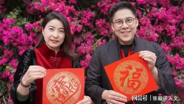 郭父和郭母因为没坐上主桌,被港媒大肆嘲讽:"霍家瞧不起郭晶晶的父母