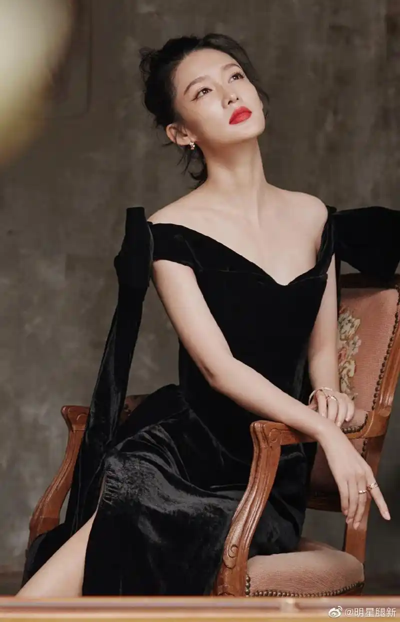 李沁一袭黑色礼服玉足穿了防水台高跟鞋高贵性
