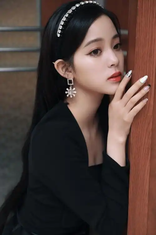 欧阳娜娜最新写真曝光法式复古造型清纯灵动