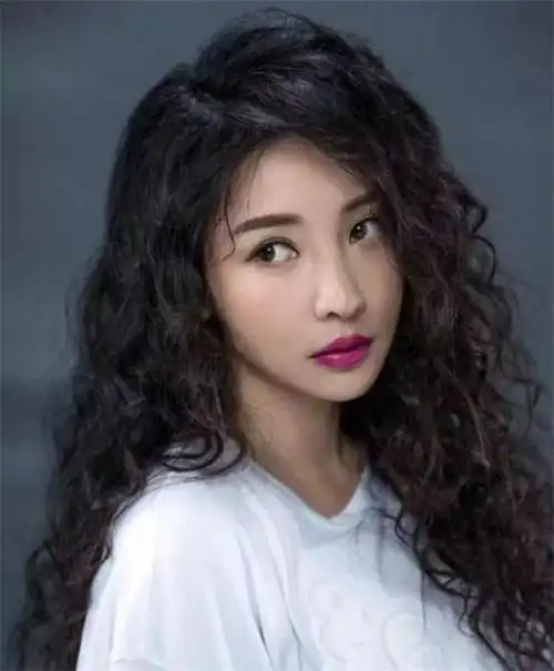 港风发型复古女卷发 让你拥有稀少的卷发发型