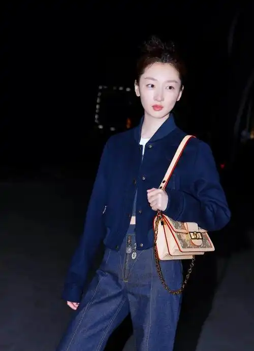近日,周冬雨赴戛纳电影节,身穿一身蓝色牛仔造型,简约而不失酷飒.
