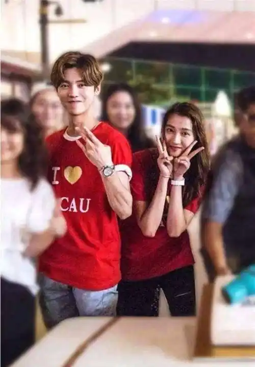 关晓彤晒照红裙抢镜,与鹿晗交往1年使她改变明显!_经历_恋情_时候