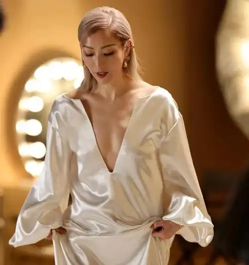 51岁郑秀文低胸复出网友说太性感