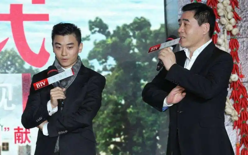 陈宝国与儿子同台合集直言没生女儿很遗憾父子俩斗嘴太搞笑了