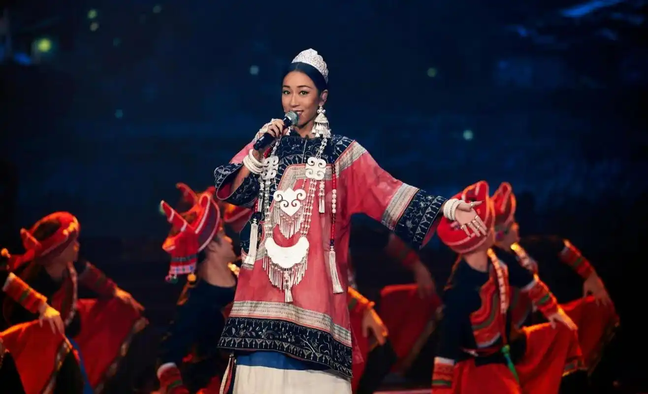 回到宿舍,吉克隽逸看到正在洗脸的周笔畅,顿时无语了.