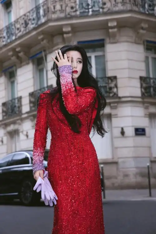 图丨演员@范冰冰以一袭georges hobeika 2024春夏高级定制亮片连身裙