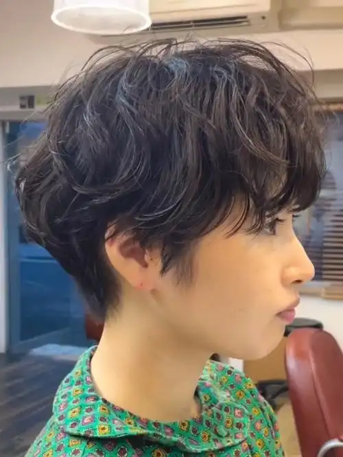 女生超短发烫发分享质感清晰纹理短发