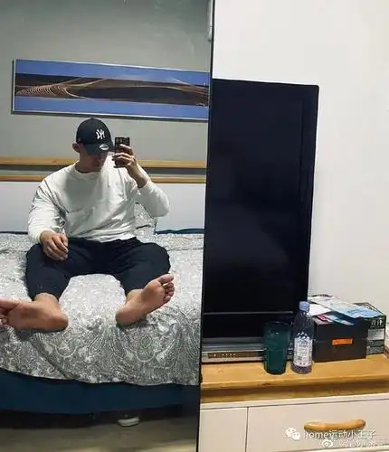 肌肉帅哥卧室自拍秀,两只大脚丫意外抢镜