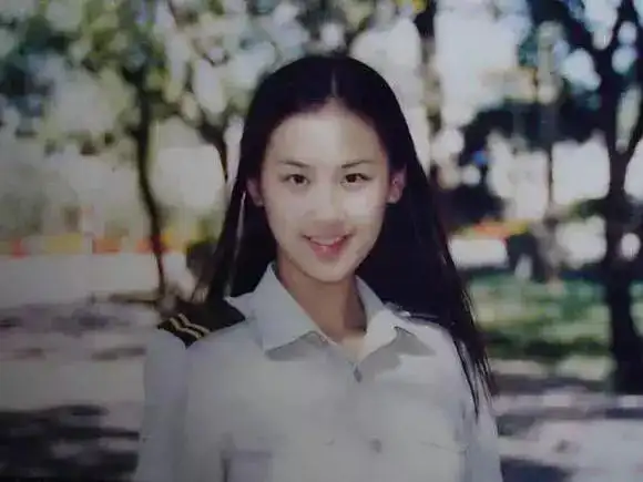 黄圣依带妆做饭是不自信?可和刘亦菲阿娇合照一圈还真从来没输过