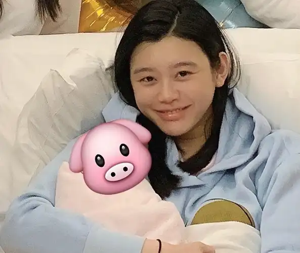 奚梦瑶和赌王四太一起逛商场,儿媳高一头却显乖巧,豪门婆婆甜笑_何猷