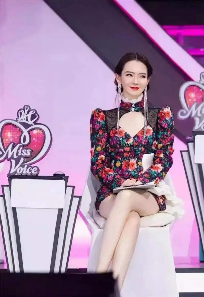 戚薇生完二胎更美了,内衣外穿效果太惊艳,不愧是青春时尚的代表